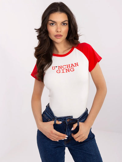 Ecru-czerwony t-shirt z kontrastowymi rękawami