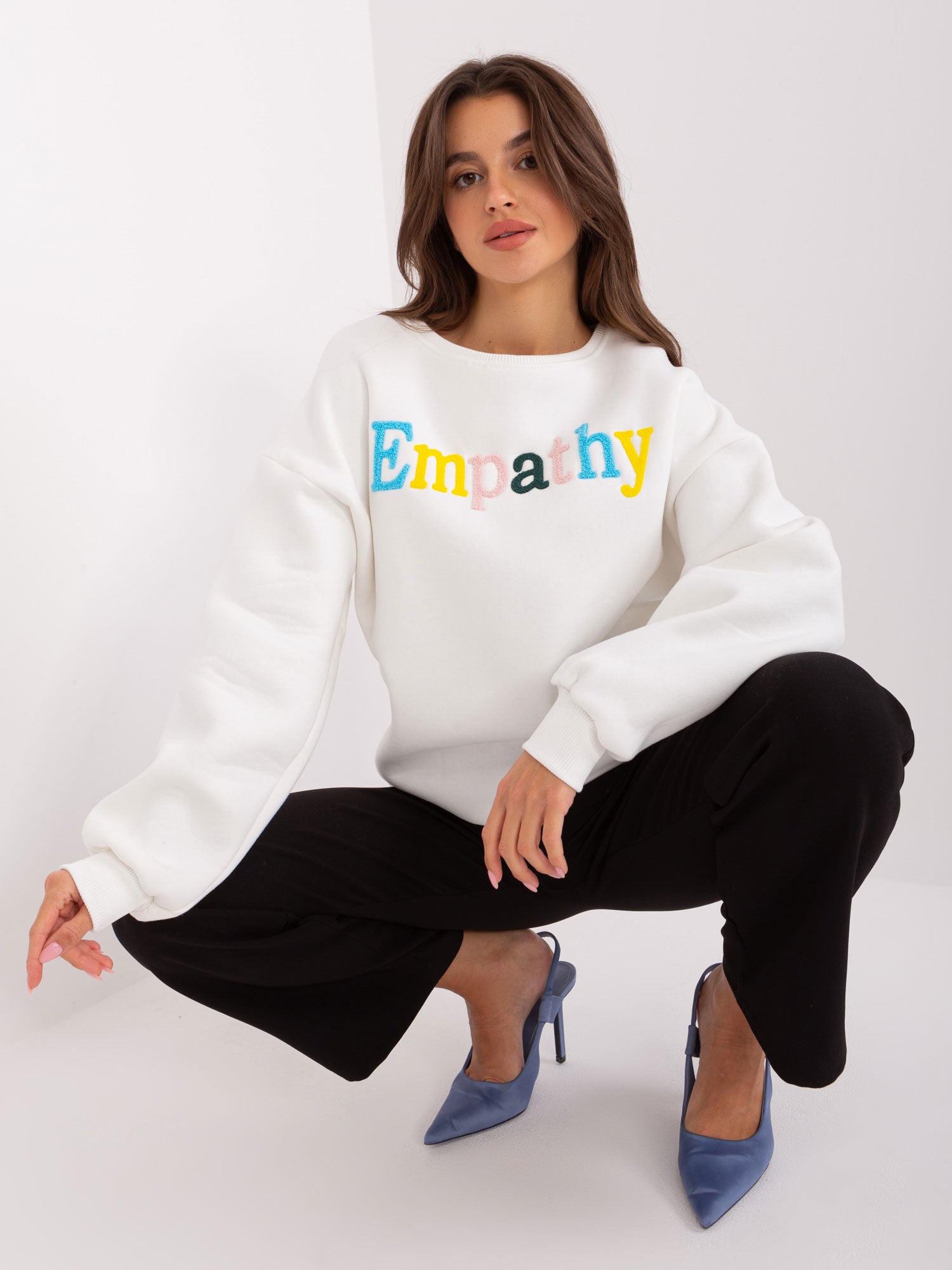 Ecru dresowa bluza bez kaptura z napisem