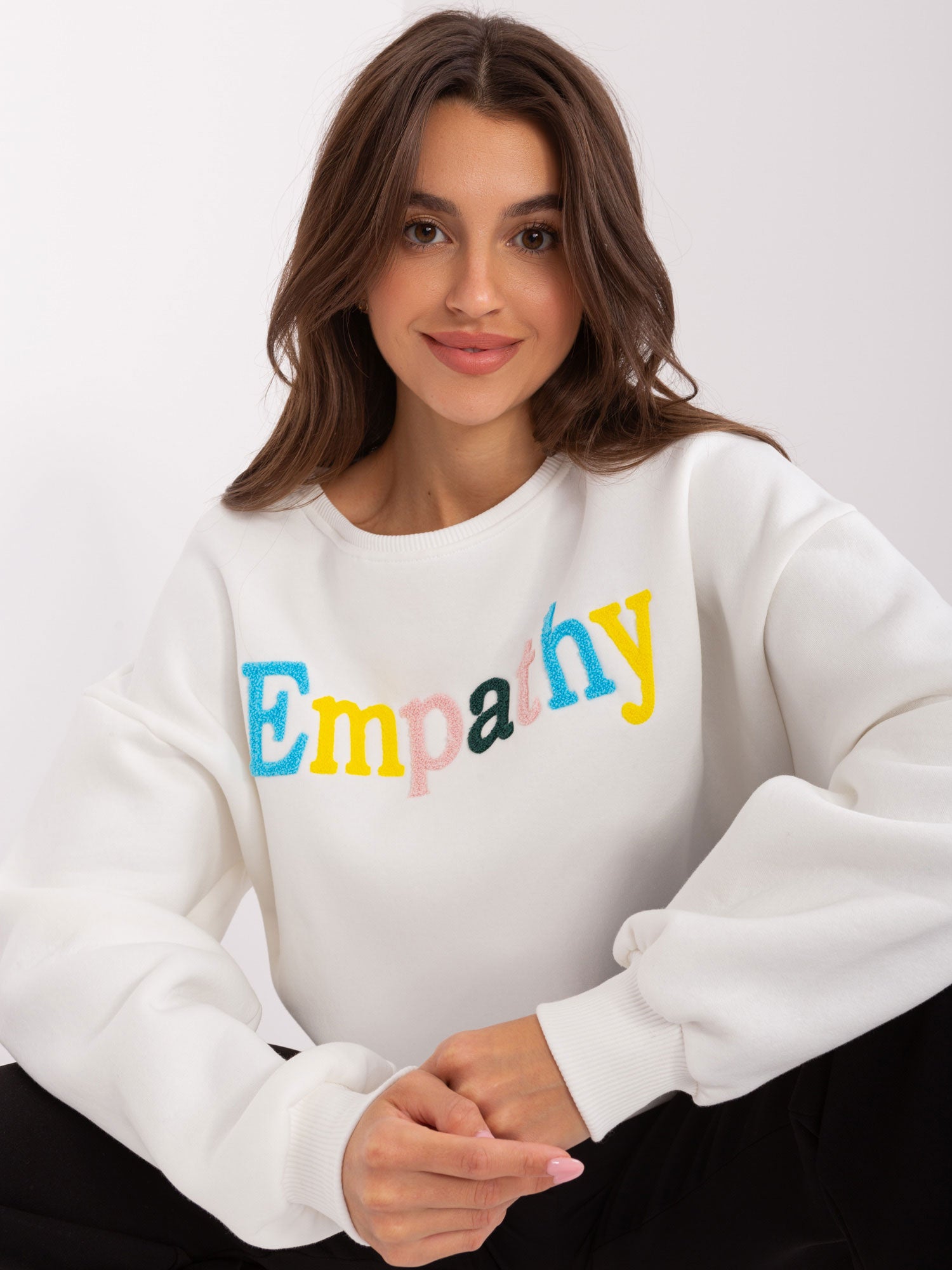 Ecru dresowa bluza bez kaptura z napisem