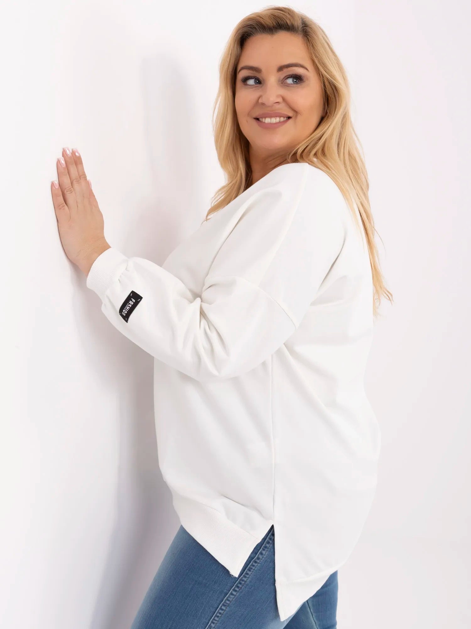 Ecru damska bluza plus size z rozcięciami