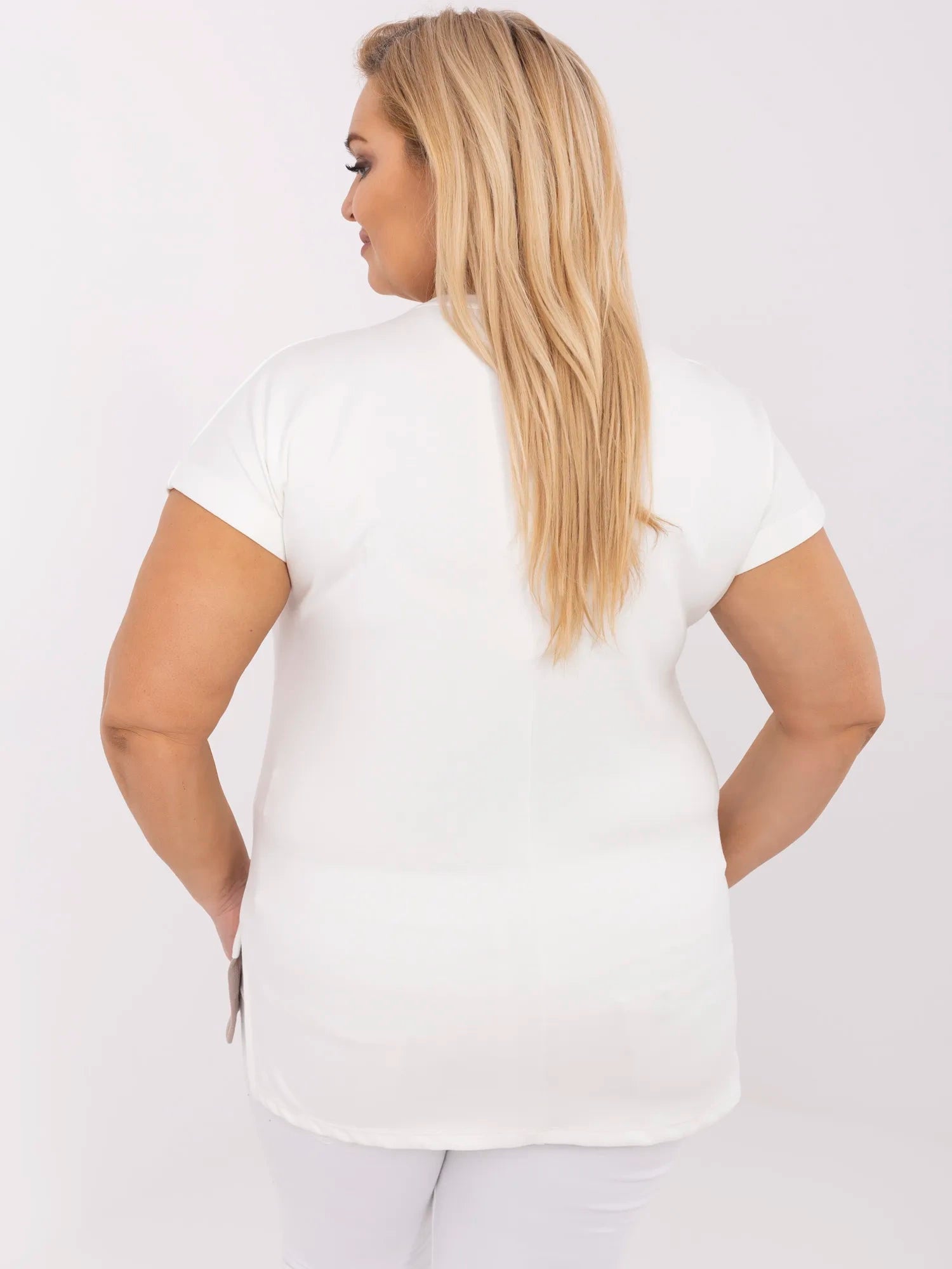 Ecru damska bluzka plus size z rozcięciami