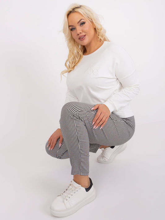 Ecru damska bluzka plus size z naszywką