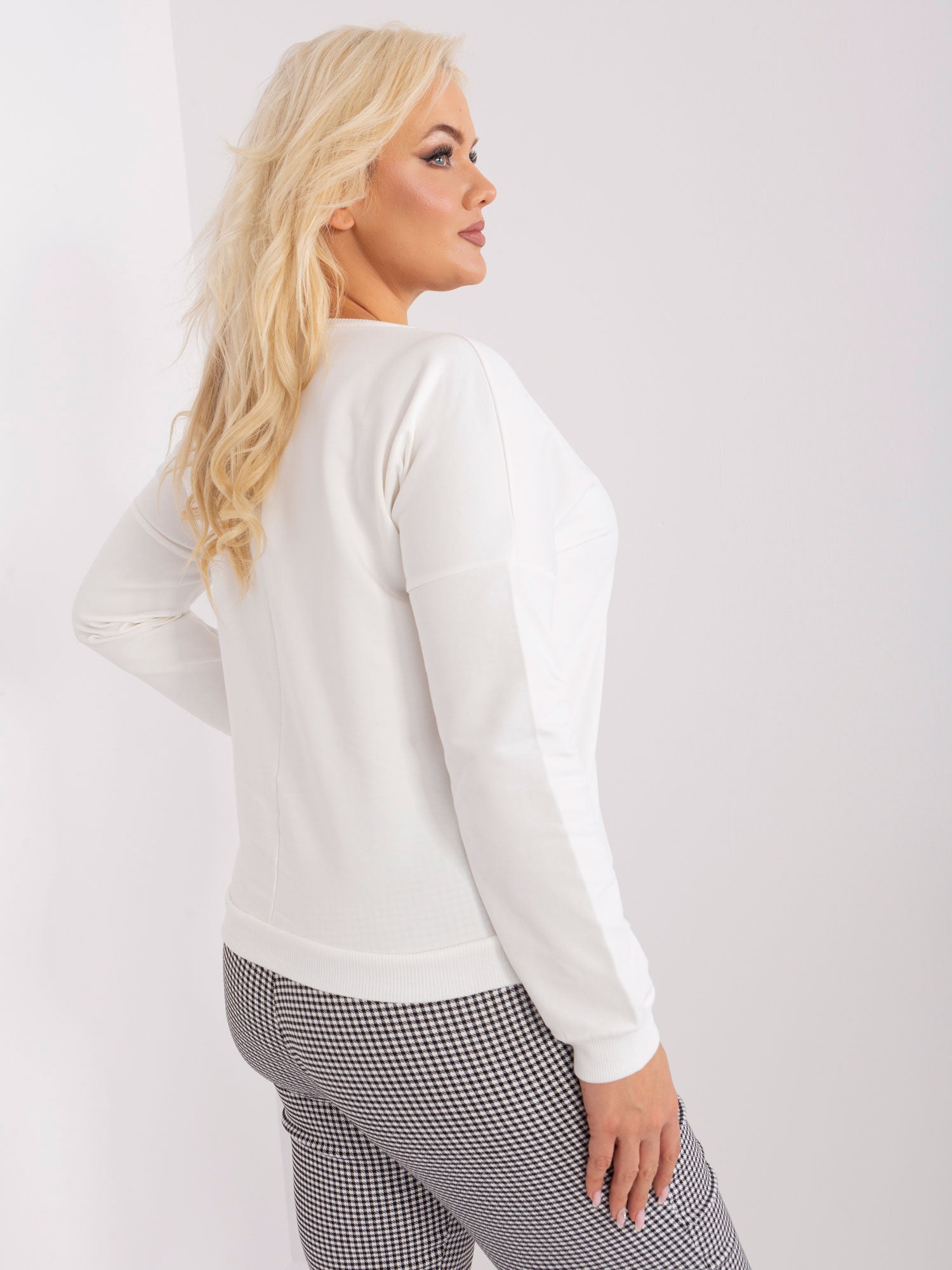 Ecru damska bluzka plus size z naszywką