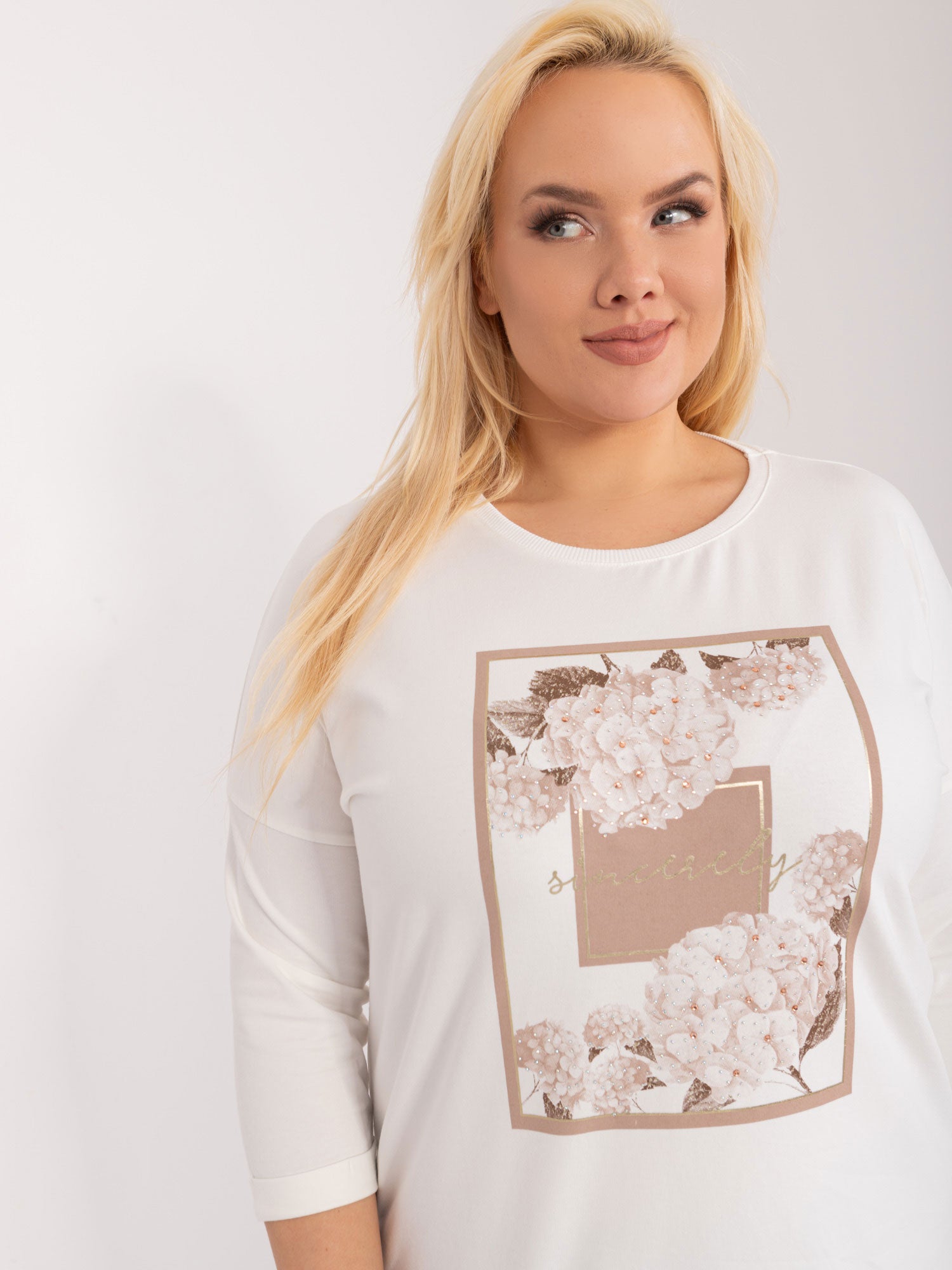 Ecru casualowa bluzka plus size z nadrukiem