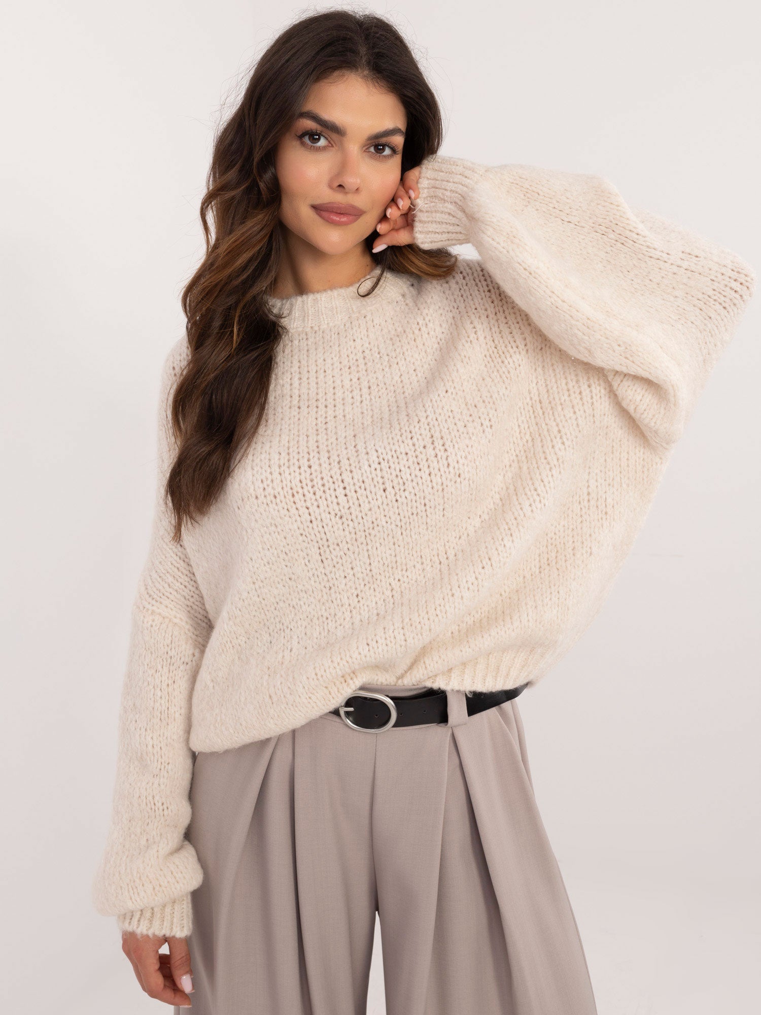 OCH BELLA Ecru sweter oversize z szerokimi rękawami