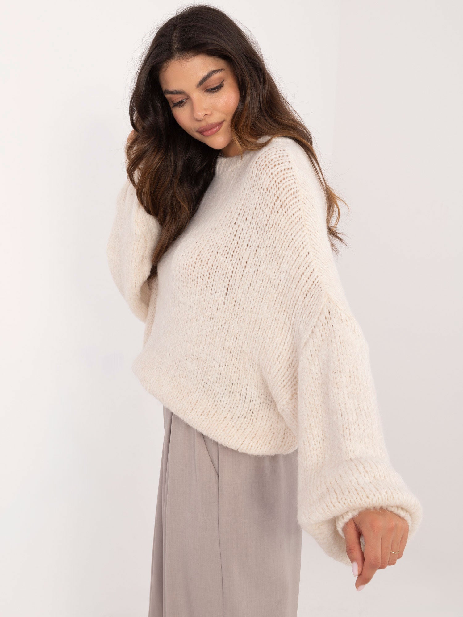 OCH BELLA Ecru sweter oversize z szerokimi rękawami