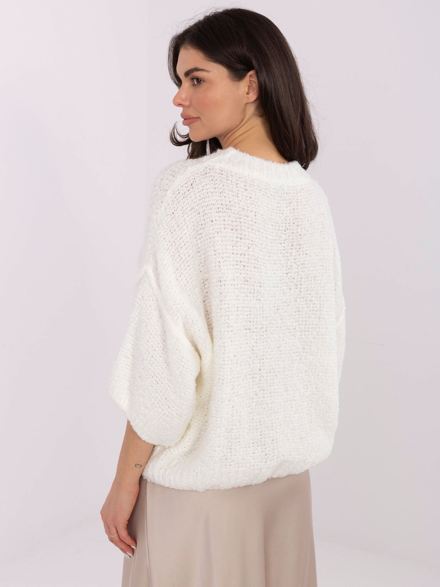 Ecru sweter boucle o kroju oversize