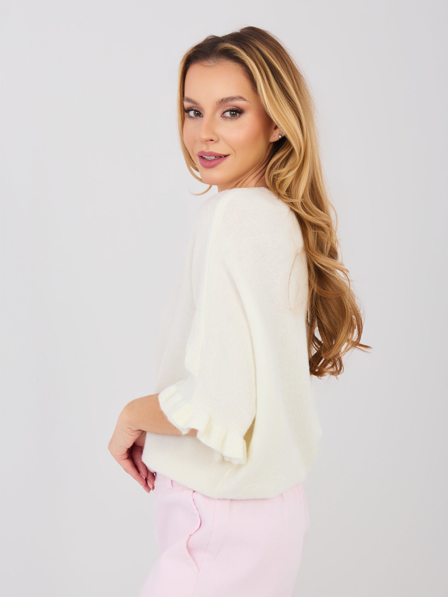 Ecru damski sweter oversize z dekoltem w łódkę