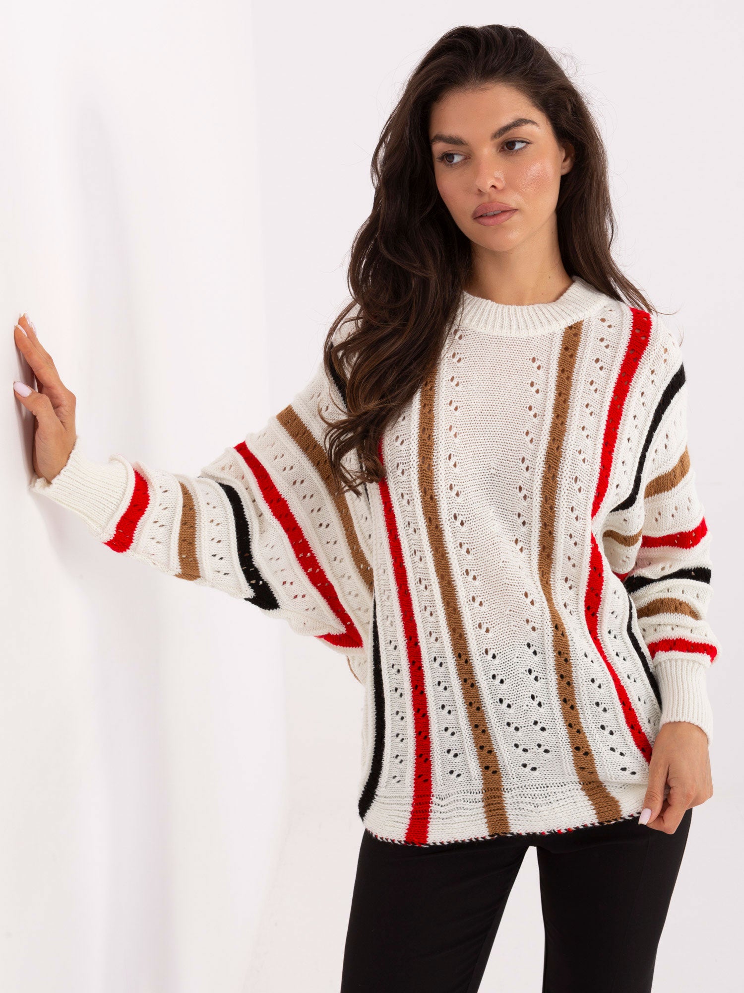 Ecru sweter oversize w ażurowy wzór