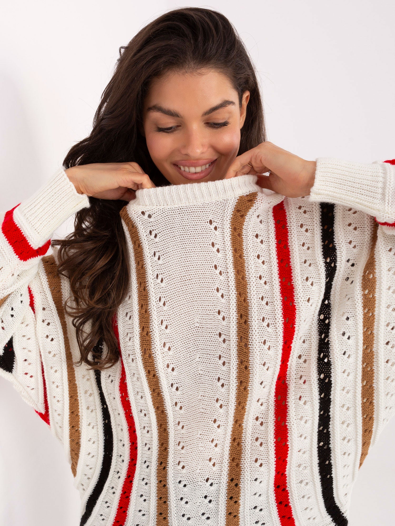 Ecru sweter oversize w ażurowy wzór