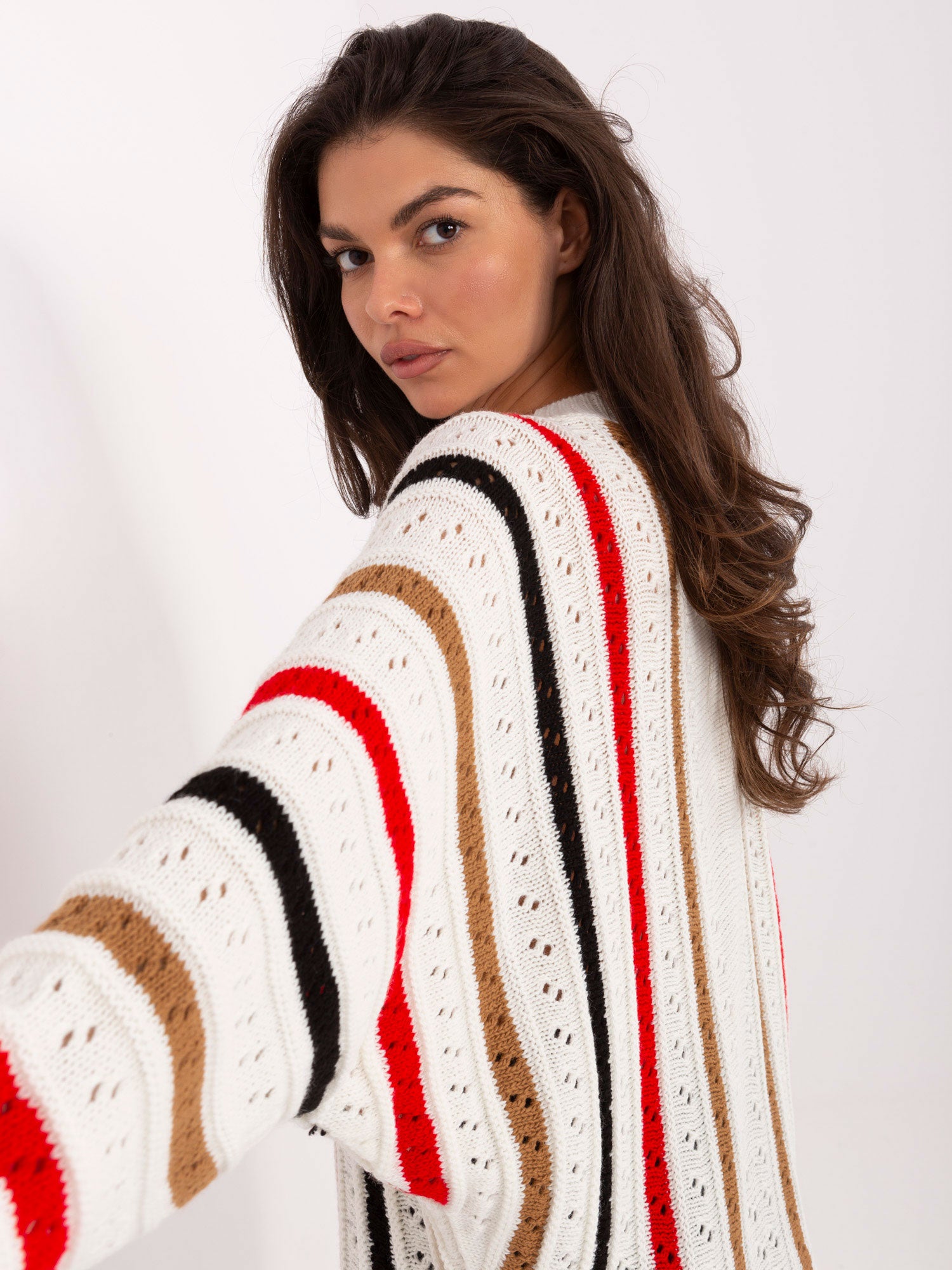 Ecru sweter oversize w ażurowy wzór