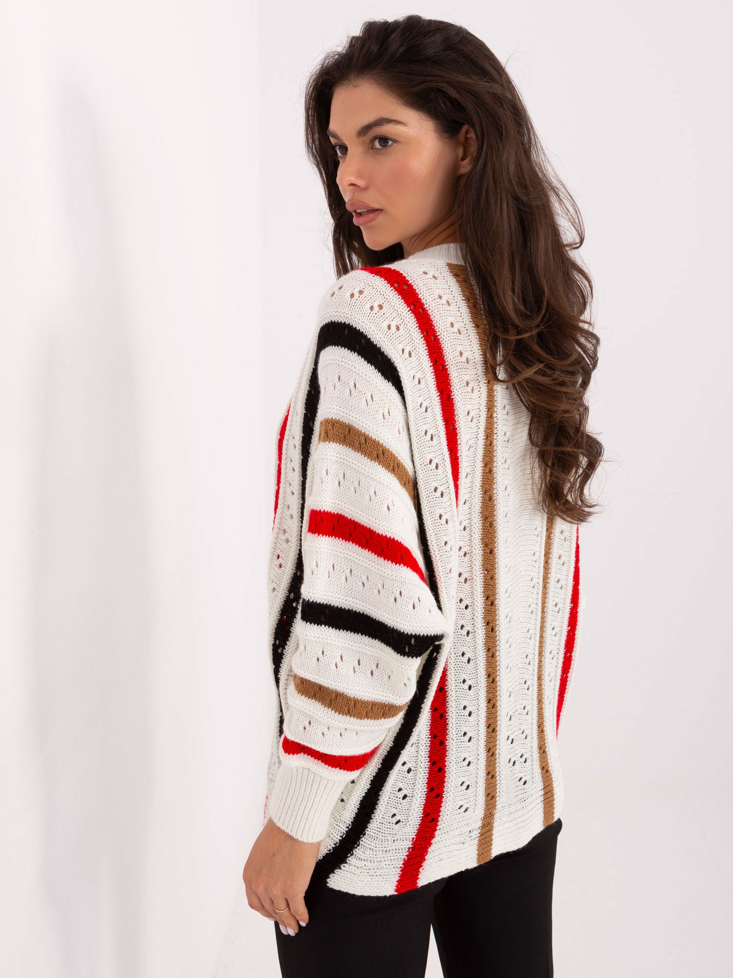 Ecru sweter oversize w ażurowy wzór
