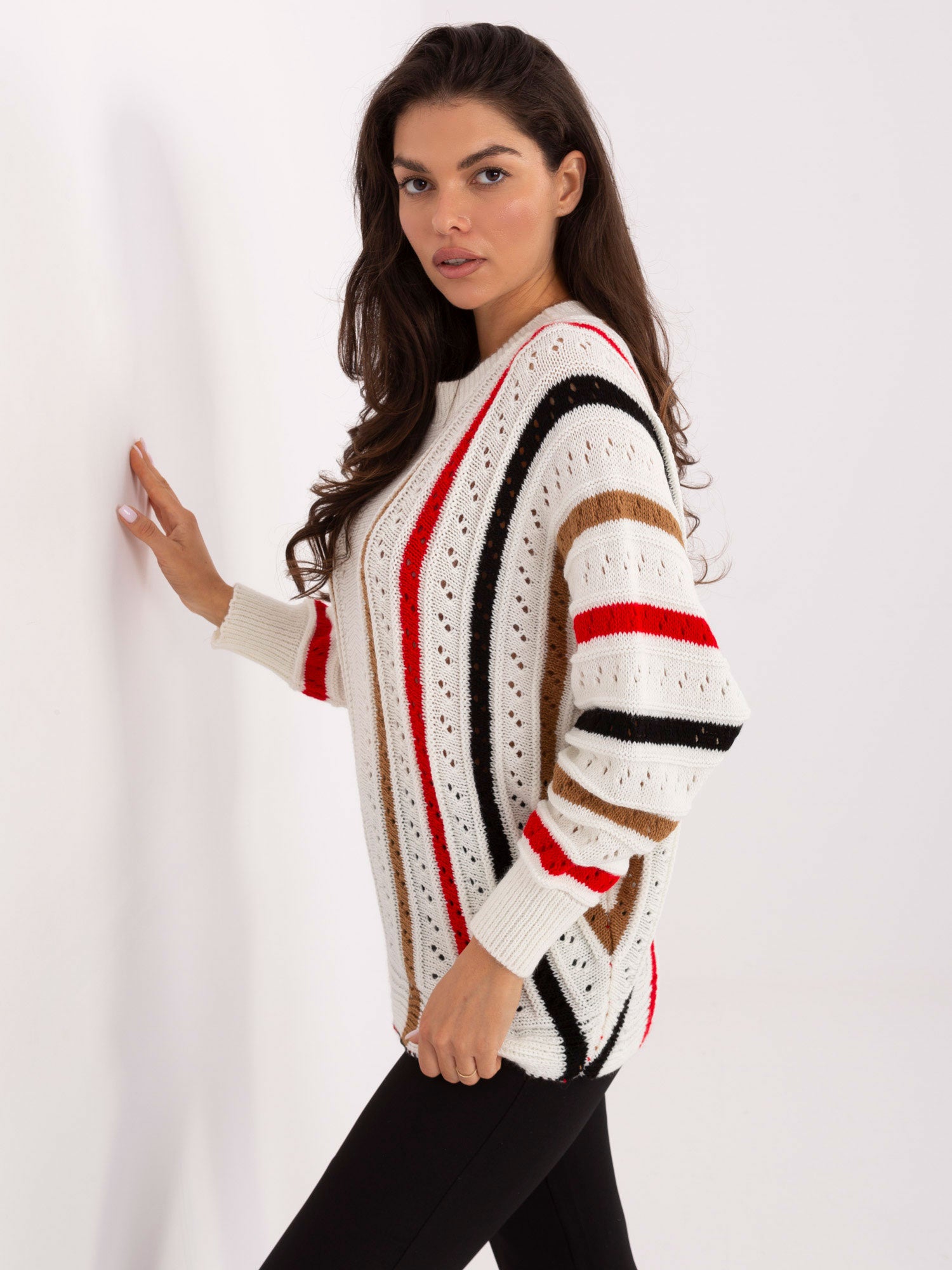 Ecru sweter oversize w ażurowy wzór