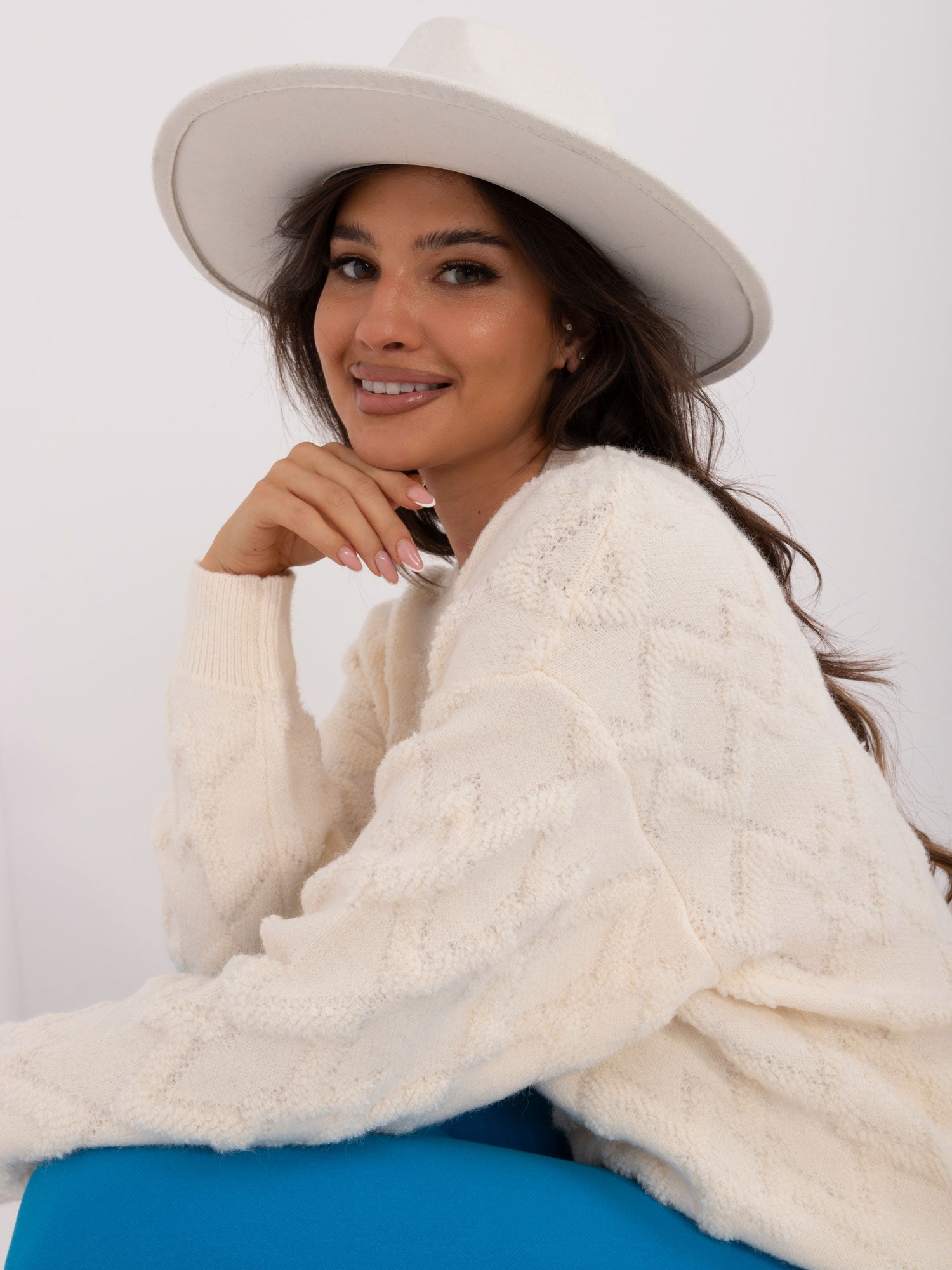 Ecru damski sweter oversize ze ściągaczami