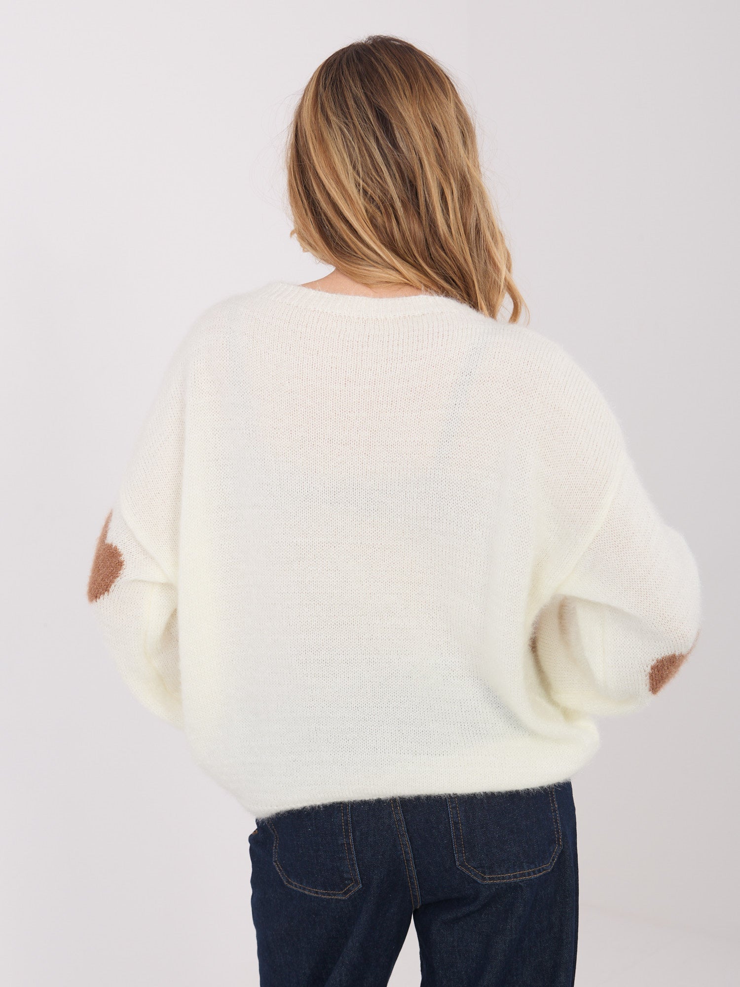 Ecru damski sweter oversize w serca