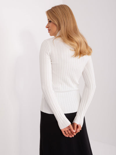 Ecru dopasowany sweter z golfem