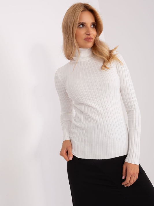 Ecru dopasowany sweter z golfem