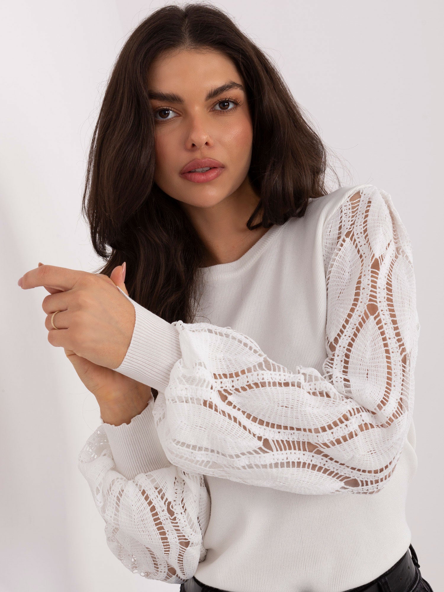 Ecru elegancki sweter z ażurowymi rękawami