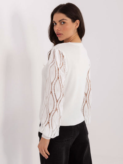 Ecru elegancki sweter z ażurowymi rękawami