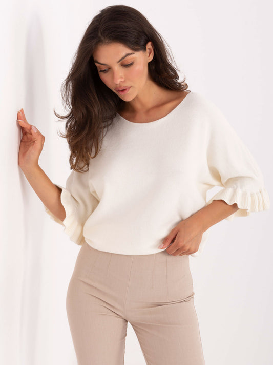 Ecru damski sweter z falbankami przy rękawach