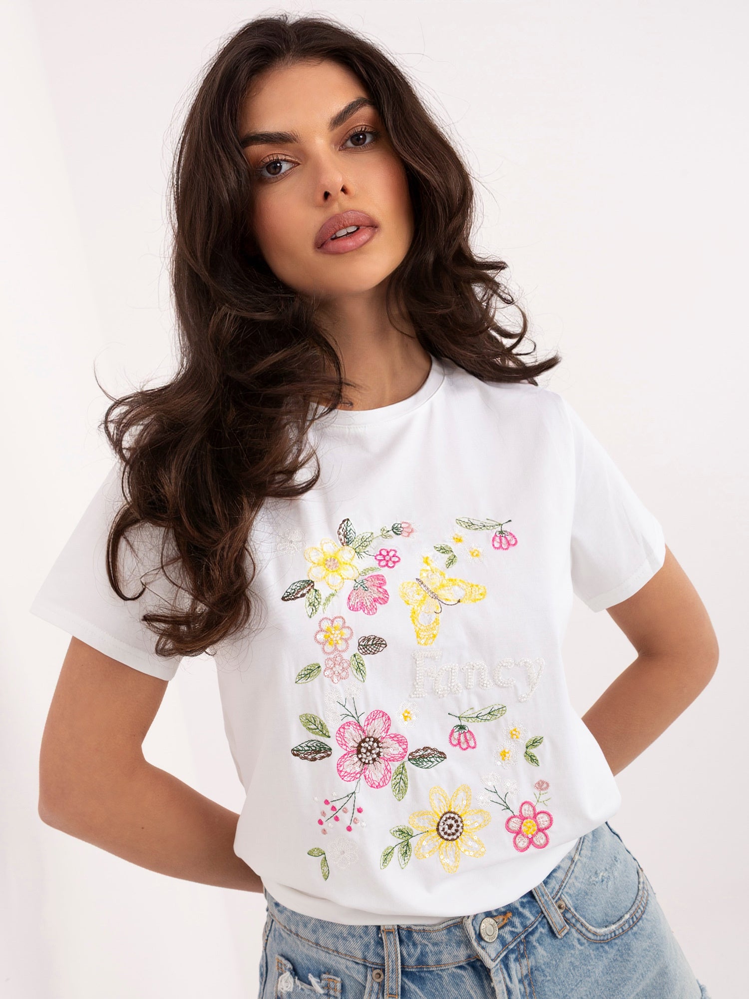 Ecru damski t-shirt z haftem w kwaty