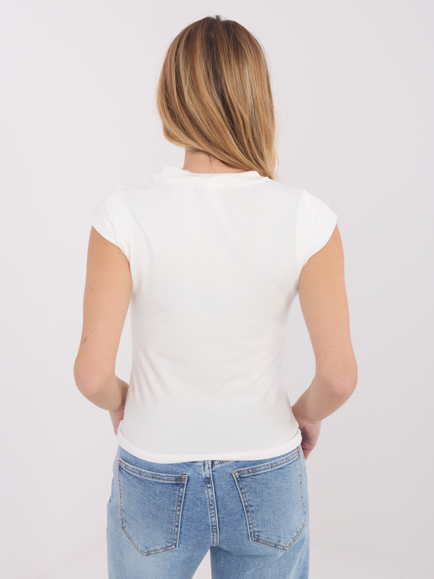Ecru damski top basic z domieszką wiskozy