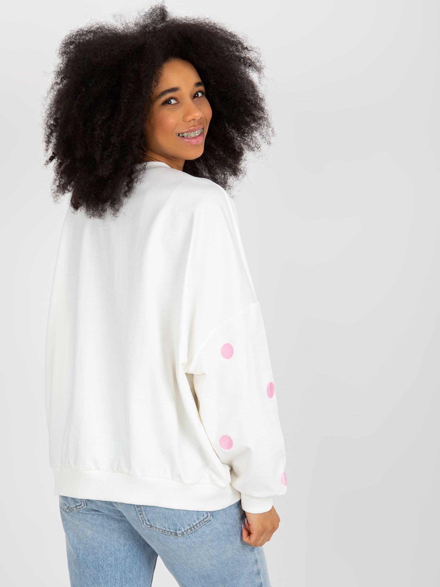 Ecru dresowa bluza bez kaptura w grochy