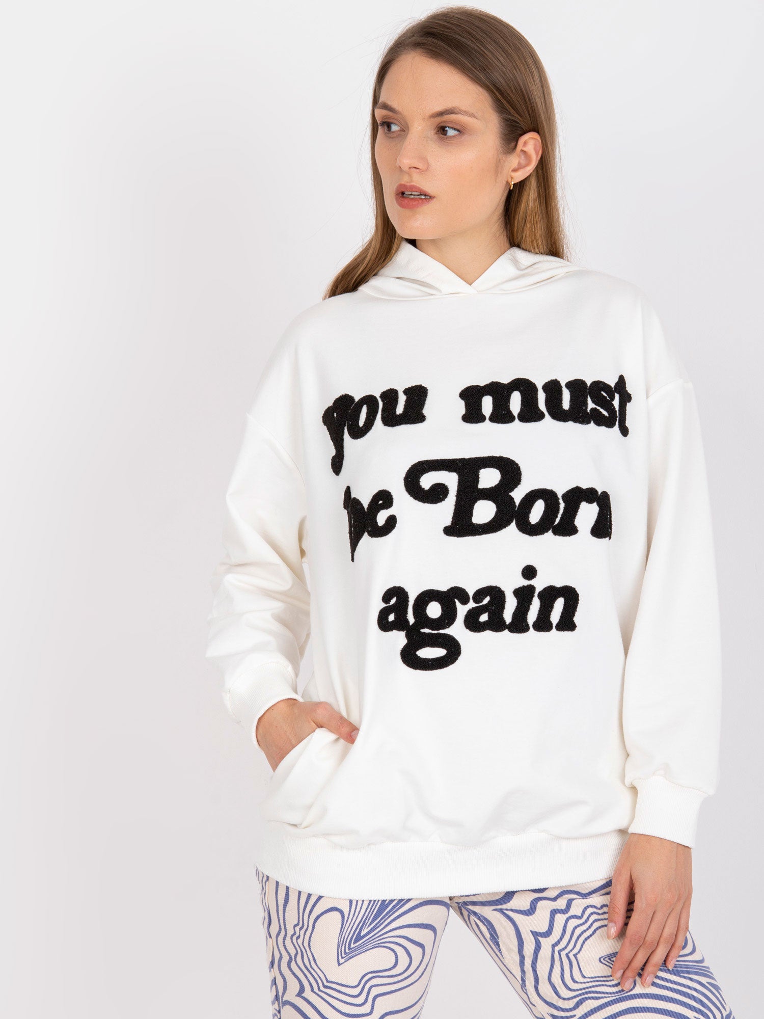 Ecru dresowa bluza z kapturem i naszywkami