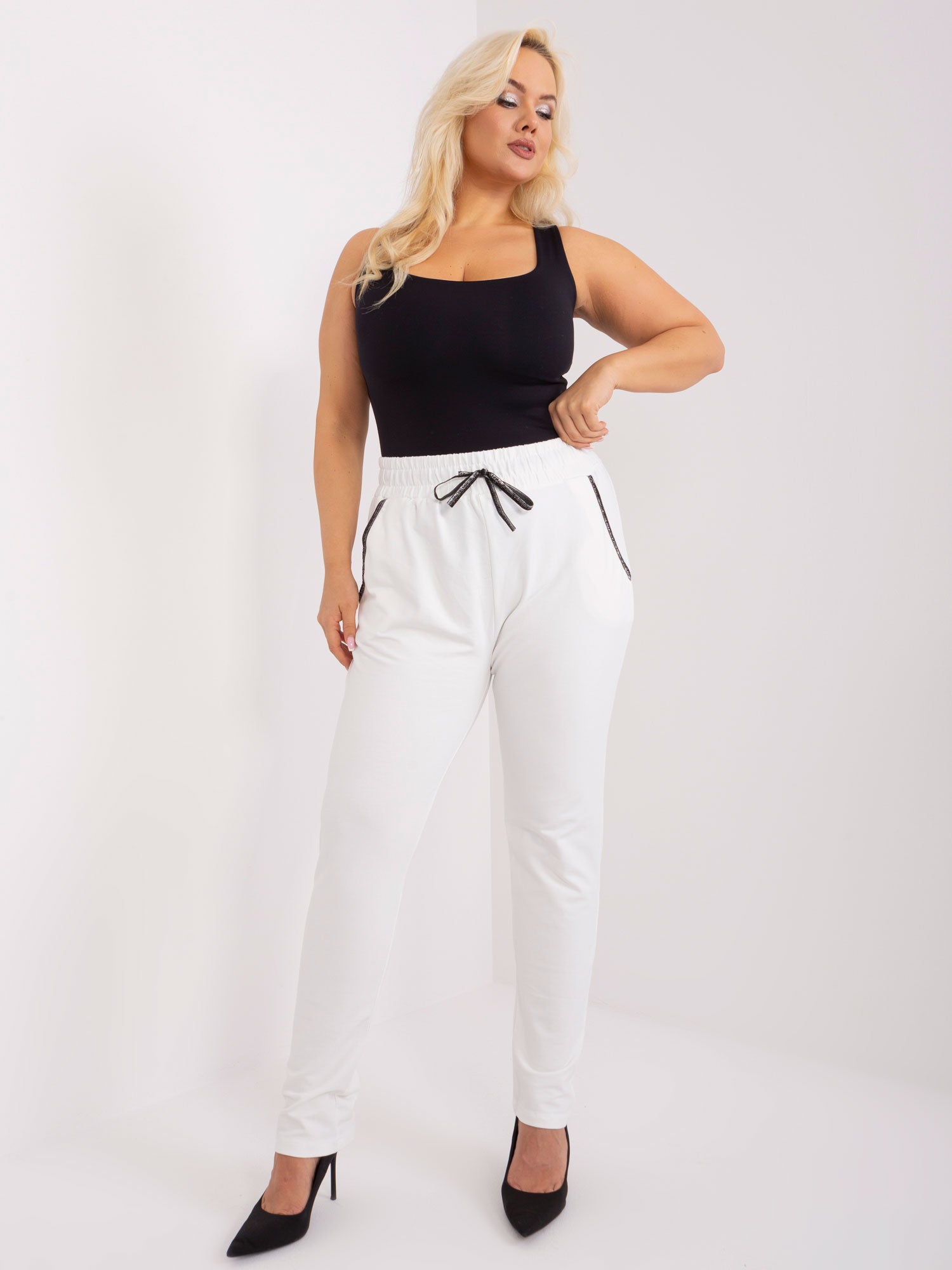 Ecru dresowe spodnie plus size z ozdobnymi troczkami