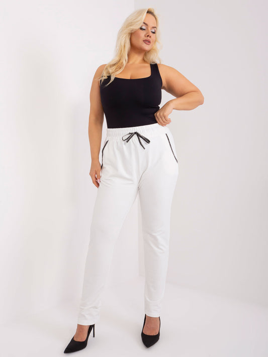 Ecru dresowe spodnie plus size z ozdobnymi troczkami