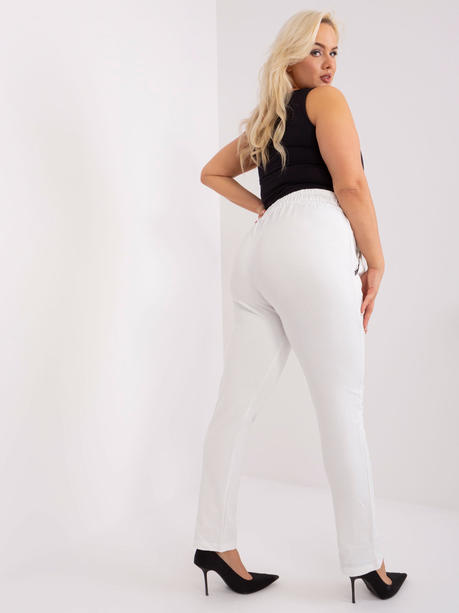 Ecru dresowe spodnie plus size z ozdobnymi troczkami