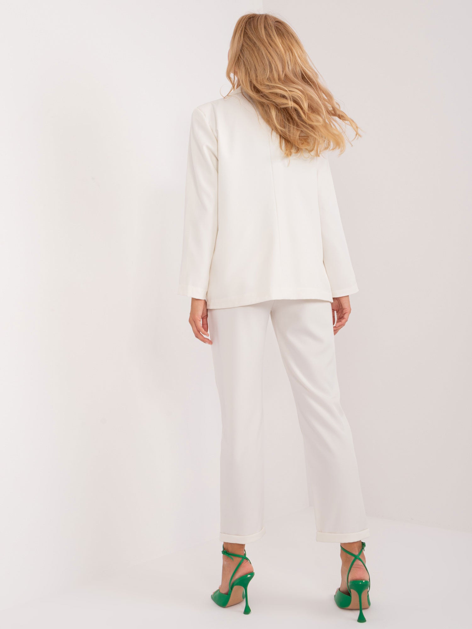 Ecru dwuczęściowy komplet elegancki z naszywkami