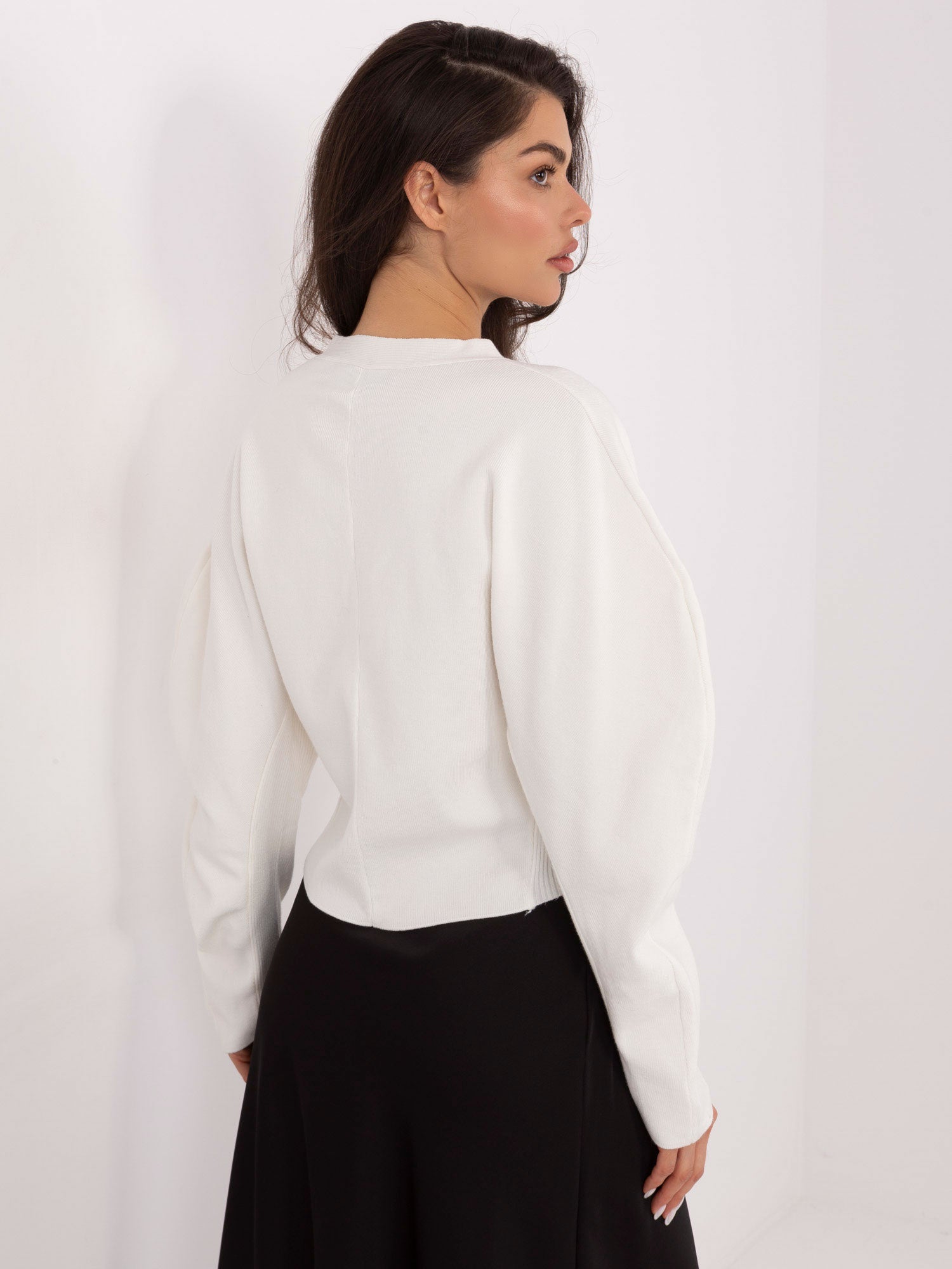 Ecru elegancki sweter z ozdobnymi guzikami