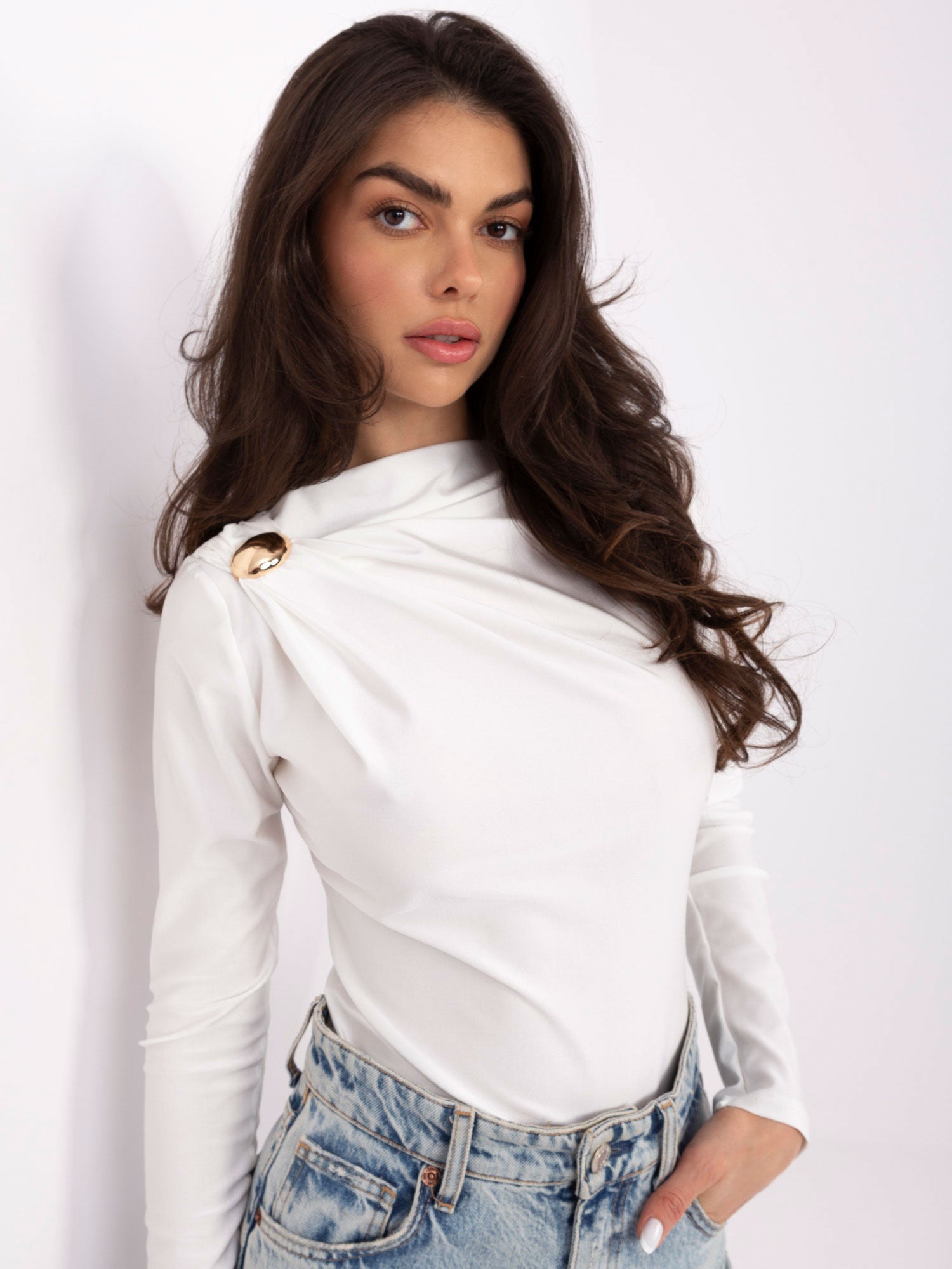 Ecru eleganckie body z ozdobnym detalem