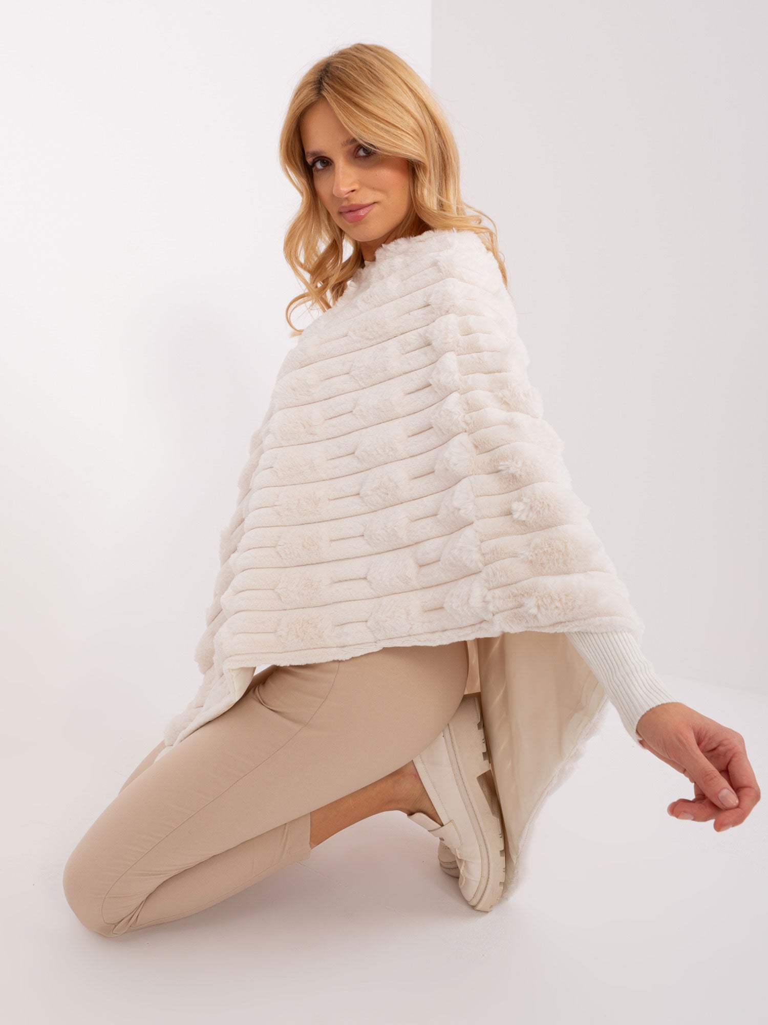 Ecru eleganckie poncho damskie