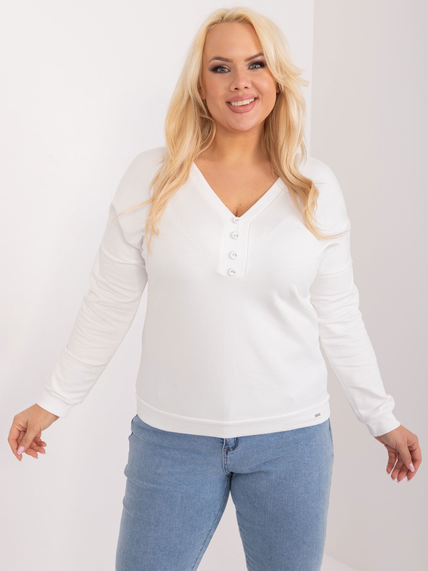 Ecru bawełniana bluzka plus size z dekoltem V