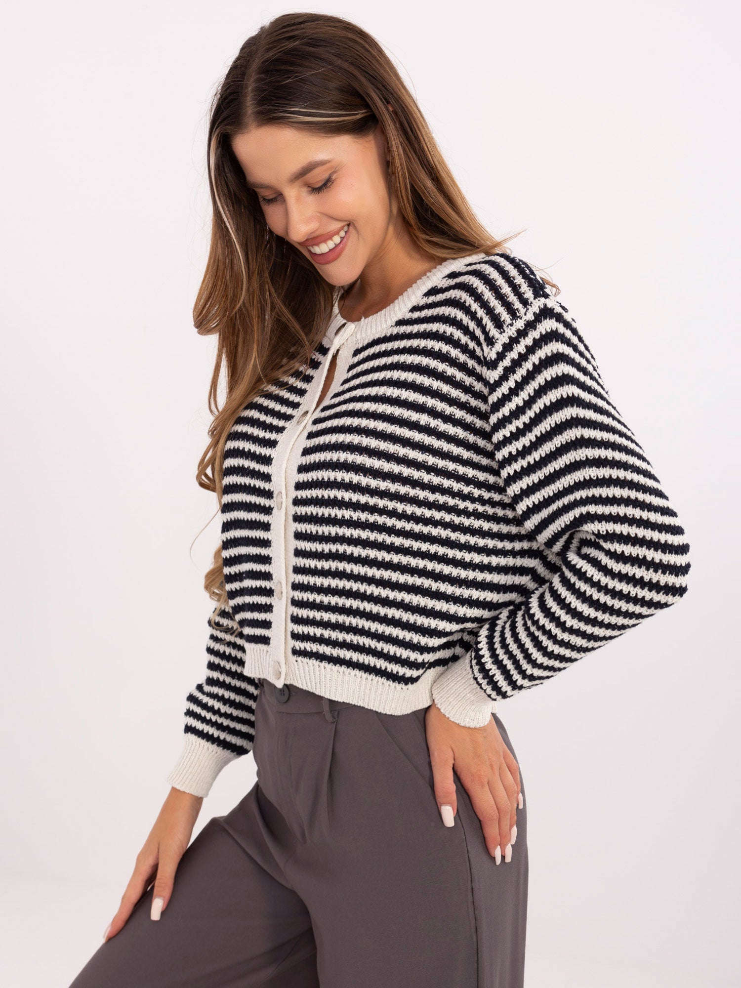 RUE PARIS Ecru-granatowy sweter ze srebrnymi guzikami