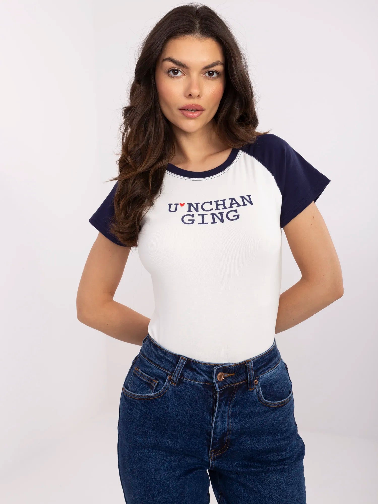 Ecru-granatowy damski t-shirt z nadrukiem