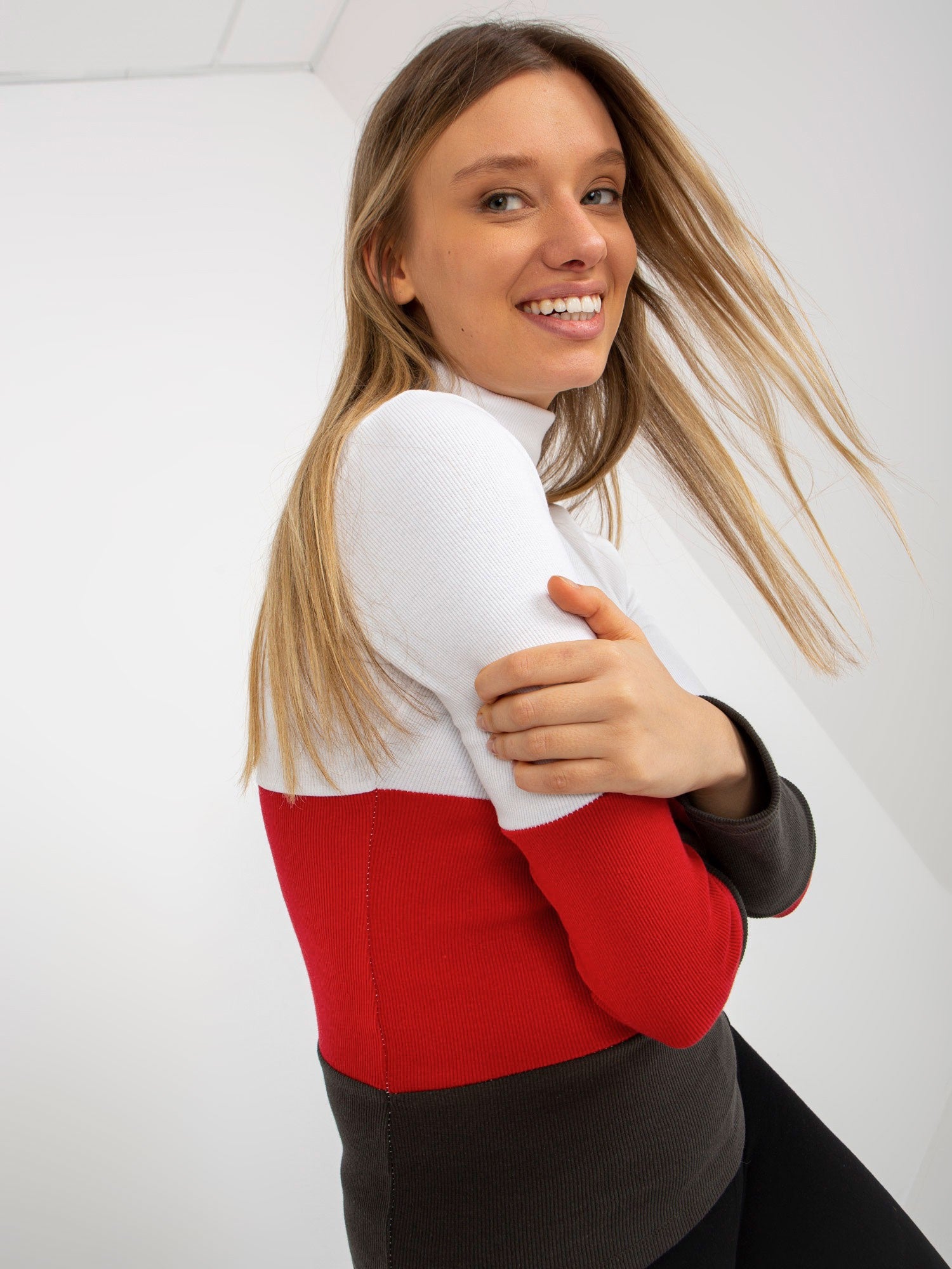 Ecru-khaki dopasowana bluzka basic z golfem w prążek
