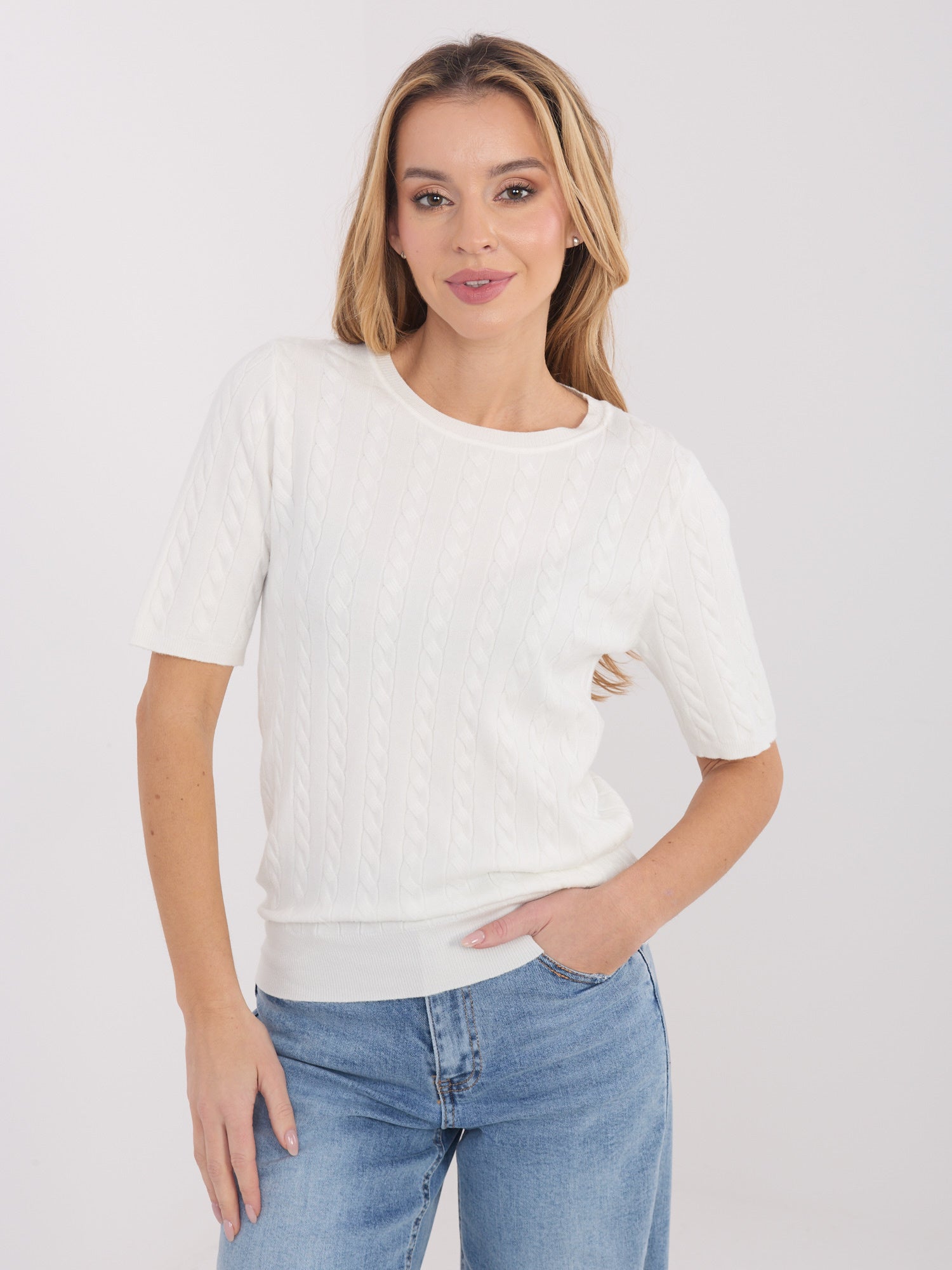 Ecru damski sweter z domieszką wiskozy