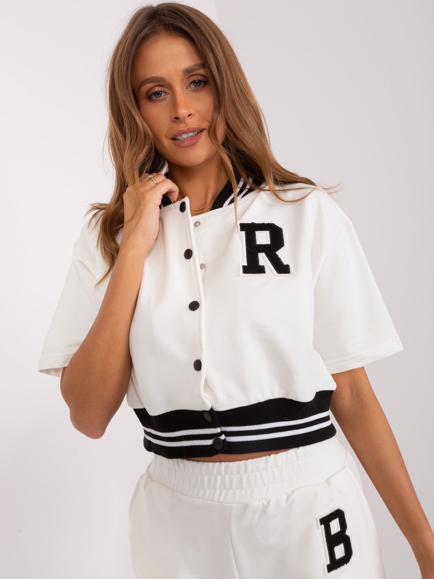 Ecru komplet casualowy z krótką bluzą baseball