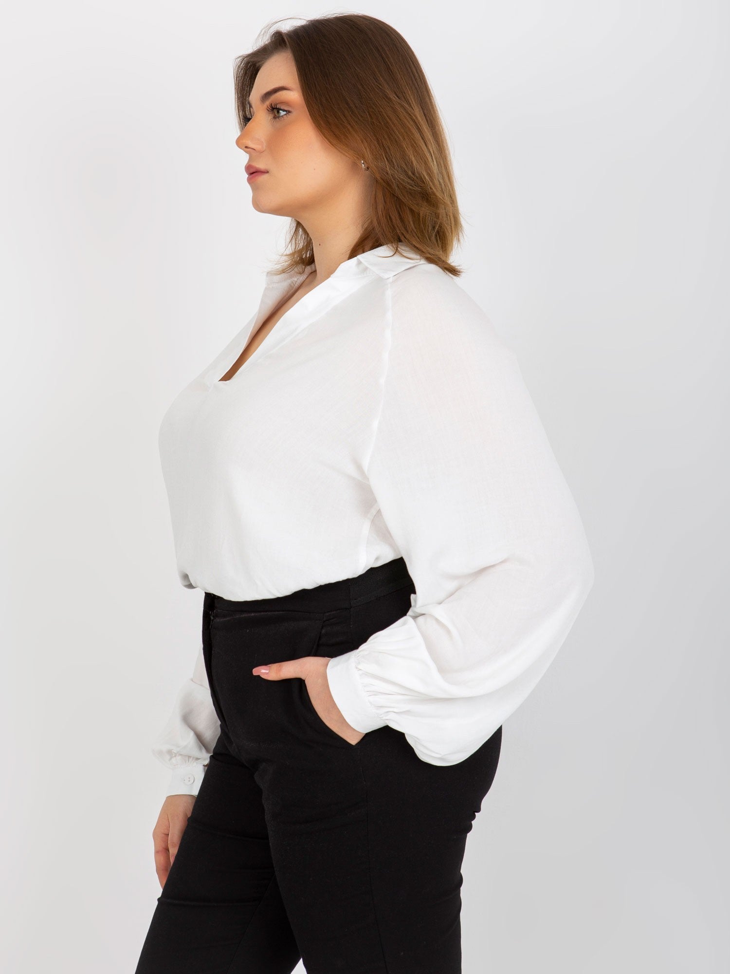 Ecru koszulowa bluzka plus size z kołnierzykiem