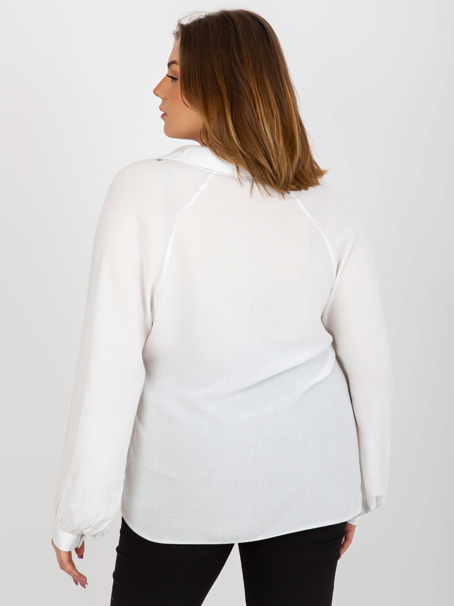 Ecru koszulowa bluzka plus size z kołnierzykiem