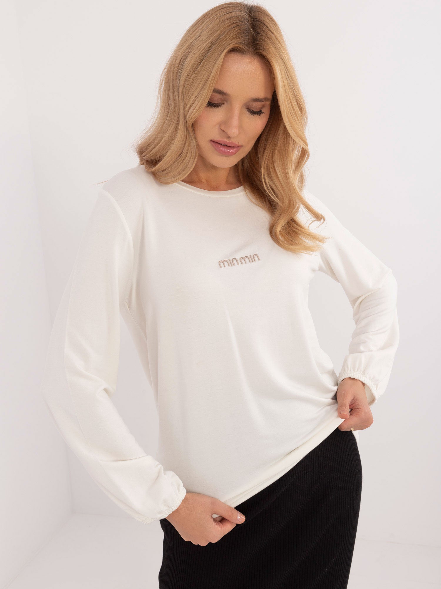 Ecru luźna bluzka longsleeve z naszywką