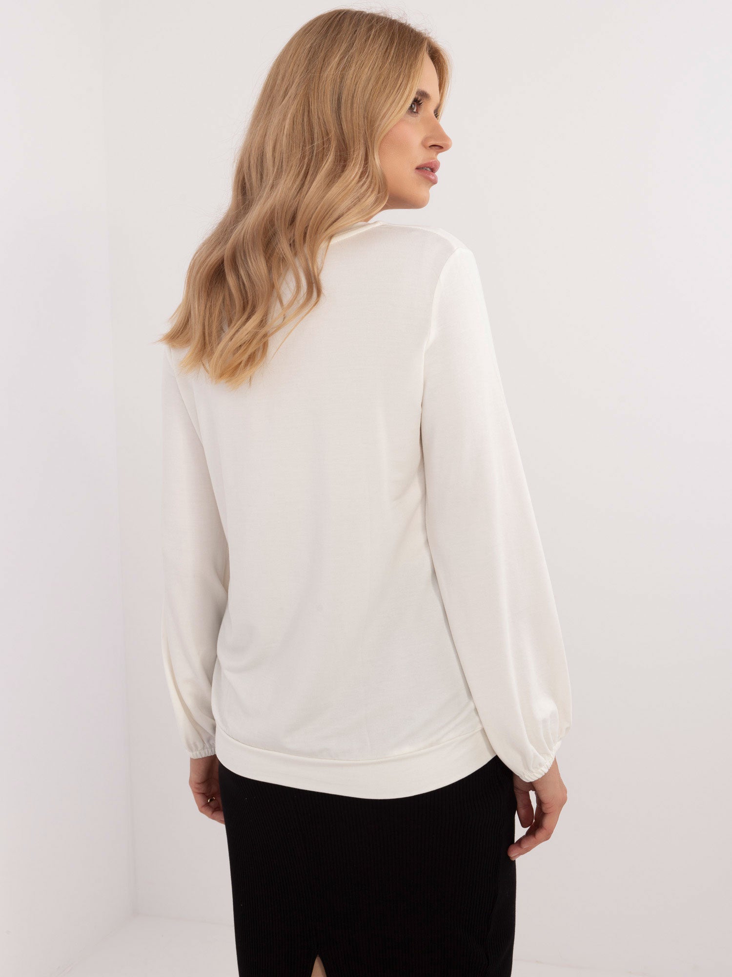Ecru luźna bluzka longsleeve z naszywką