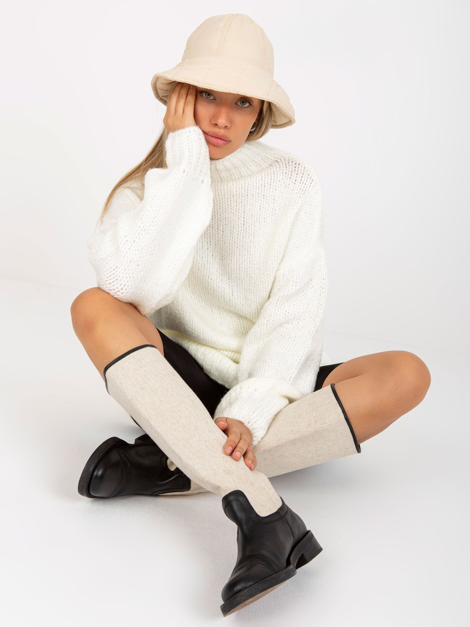 Ecru mini sukienka oversize z dzianiny Violetta RUE PARIS
