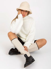 Ecru mini sukienka oversize z dzianiny Violetta RUE PARIS