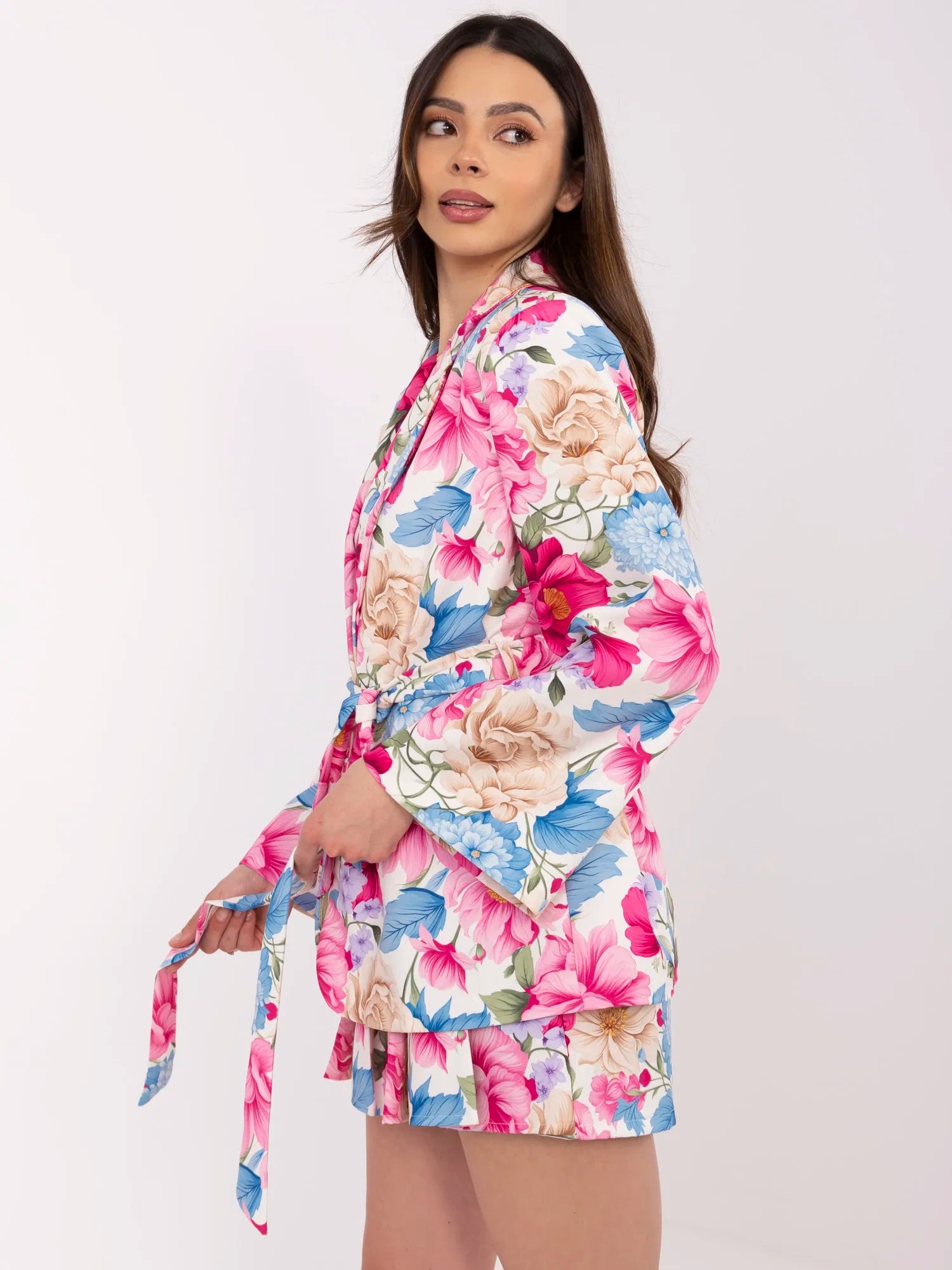 Ecru-niebieski komplet z marynarką o kroju kimono