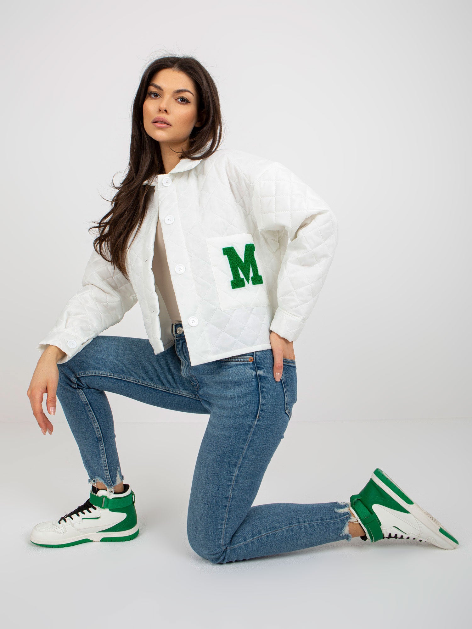 Ecru pikowana kurtka przejściowa z naszywką