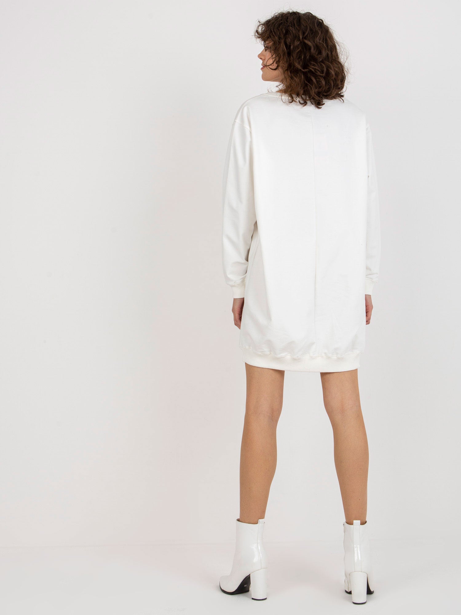 Ecru-pomarańczowa długa bluza oversize z nadrukiem